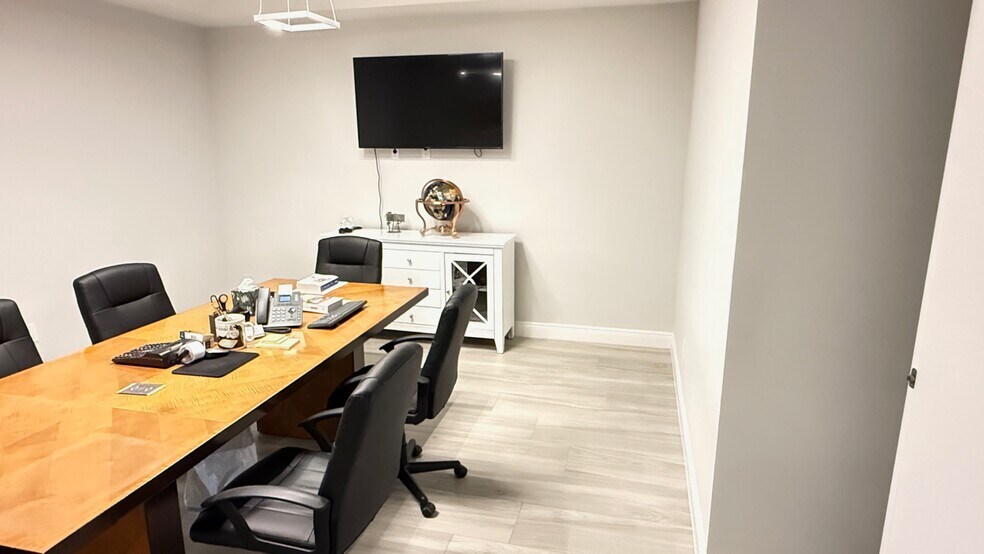 More Photos Of 750 11th St S, Naples Office Residential For Sale