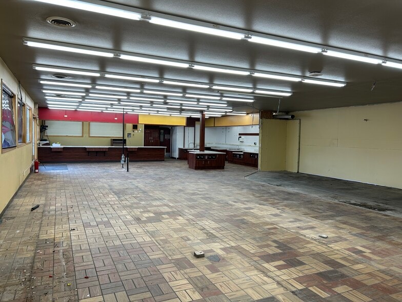 More Photos Of 1636 W 4th St, Waterloo Convenience Store For Sale