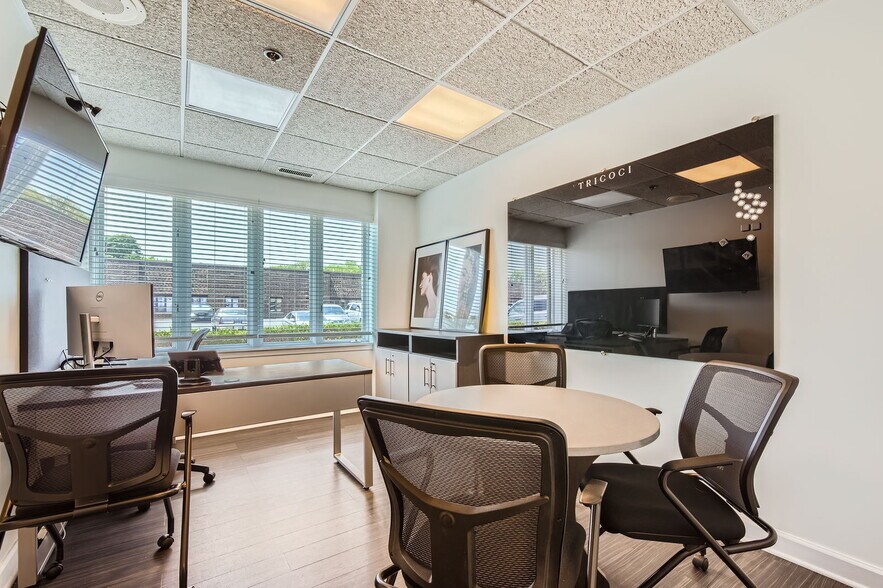 More Photos Of 271-285 E Helen Rd, Palatine Light Distribution For Sale