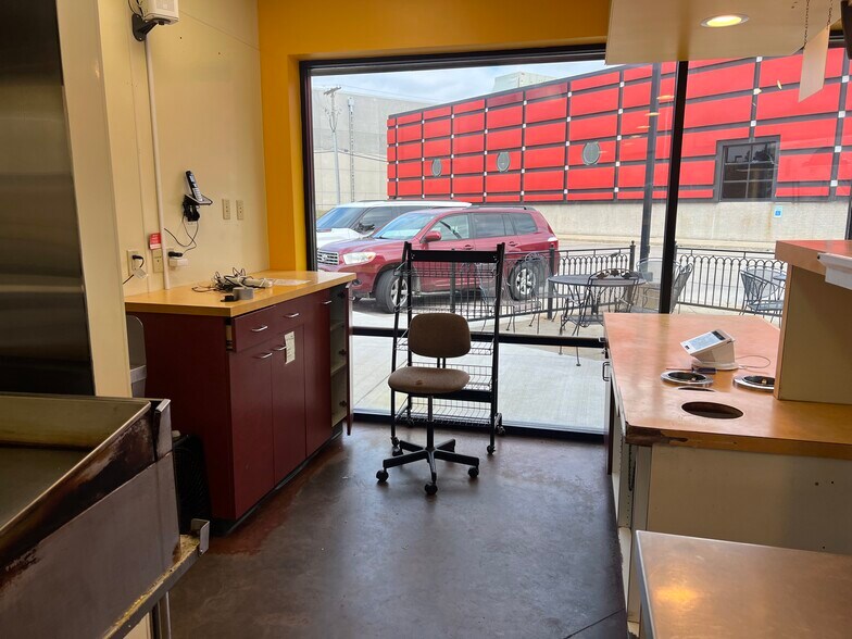 More Photos Of 1621 S 1st Ave, Iowa City Fast Food For Lease