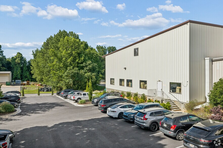 More Photos Of 2470-2480 Industrial Park Blvd, Cumming Warehouse For Sale