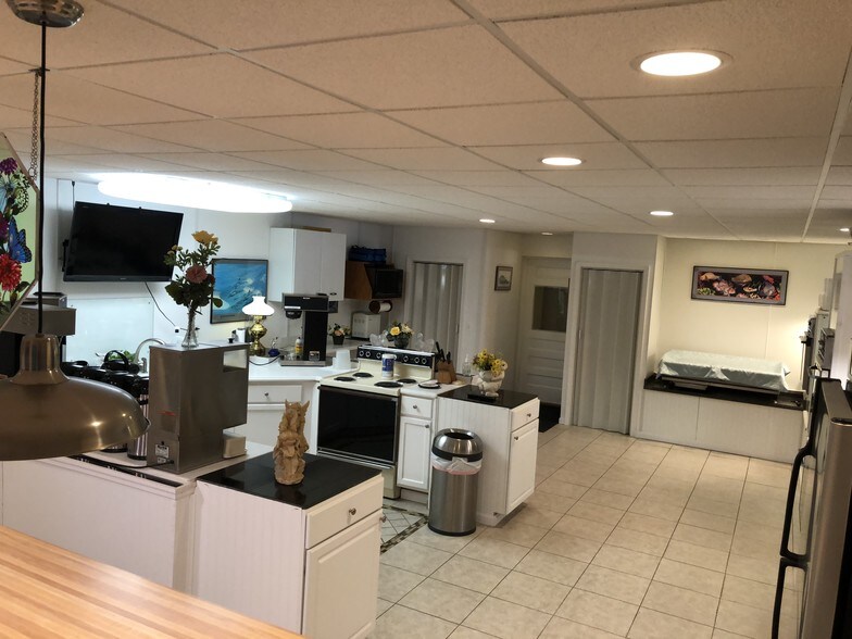 More Photos Of 56495 Grand River Ave, New Hudson Warehouse For Lease