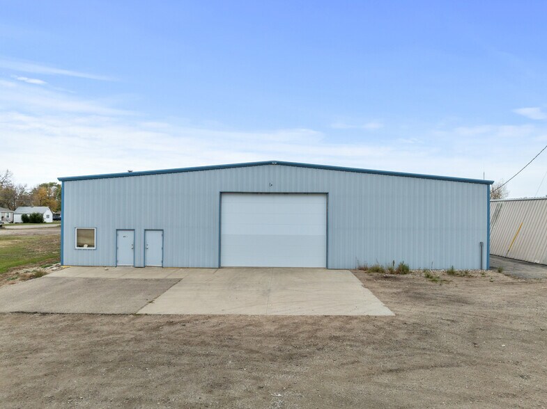 More Photos Of 4015 11th Ave SE, Minot Service For Sale