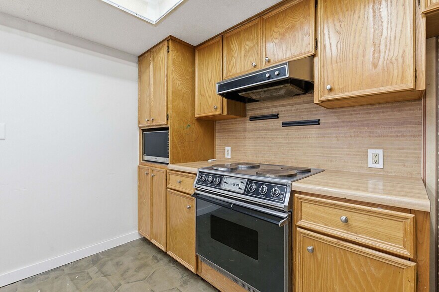 More Photos Of 13617 Fitzhugh Rd, Austin Showroom For Lease