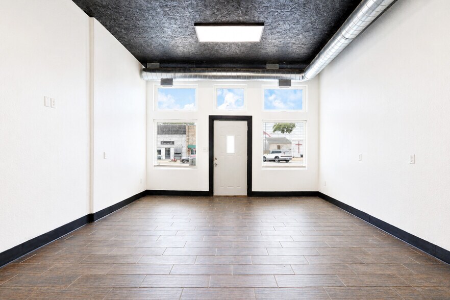 More Photos Of 123 Center Ave N, Mitchellville Office For Lease