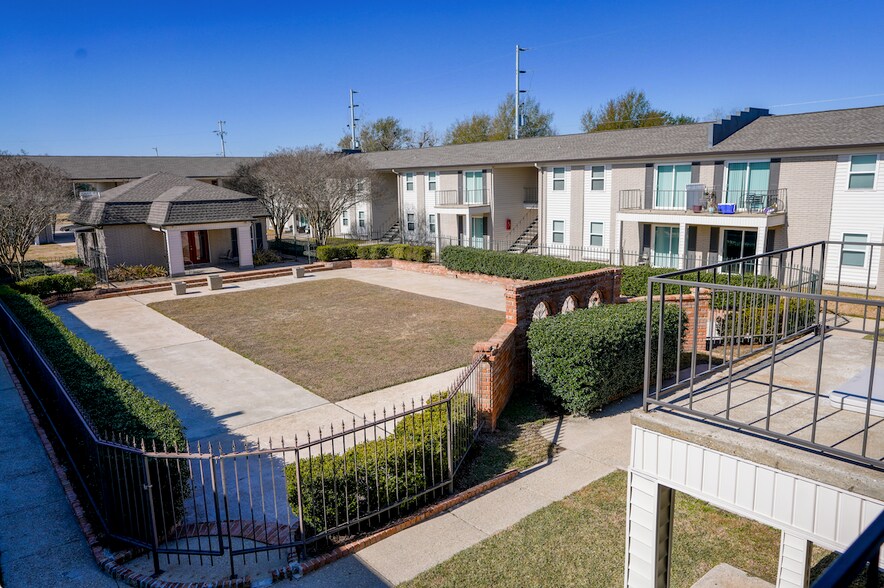 Primary Photo Of 15909 River Rd, Hahnville Apartments For Sale
