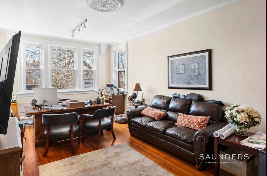 More Photos Of 70 Main St, Southampton Restaurant For Sale