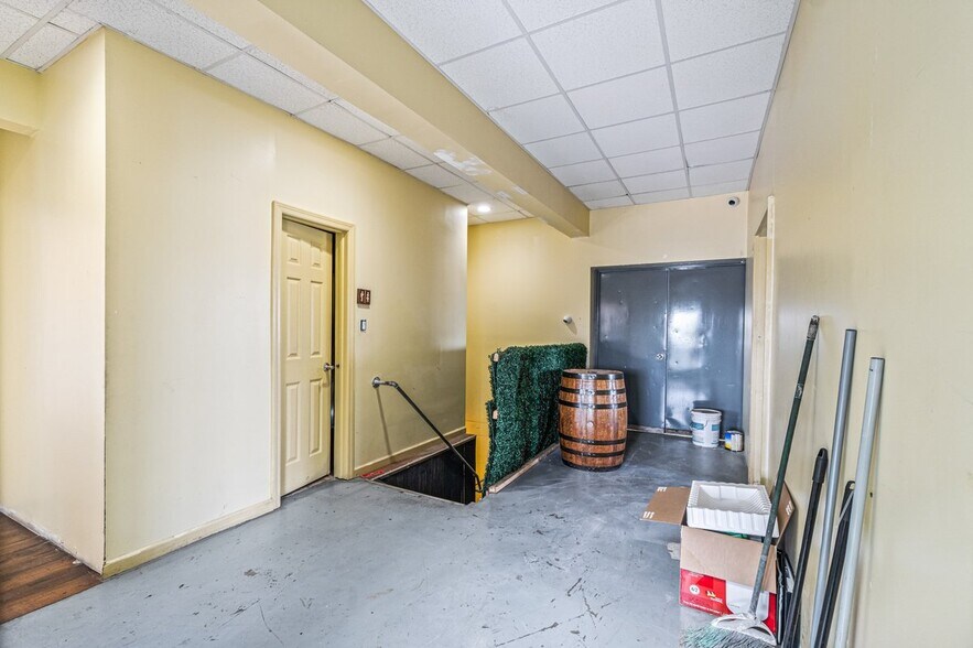 More Photos Of 75 Windsor Ave, Mineola Warehouse For Sale