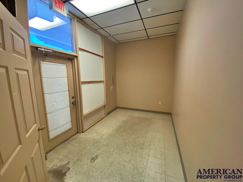 More Photos Of 6111-6121 Clark Center Ave, Sarasota Showroom For Lease