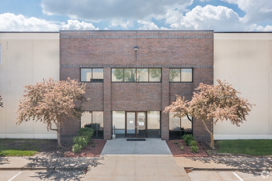 More Photos Of 4360 112th St, Urbandale Warehouse For Lease