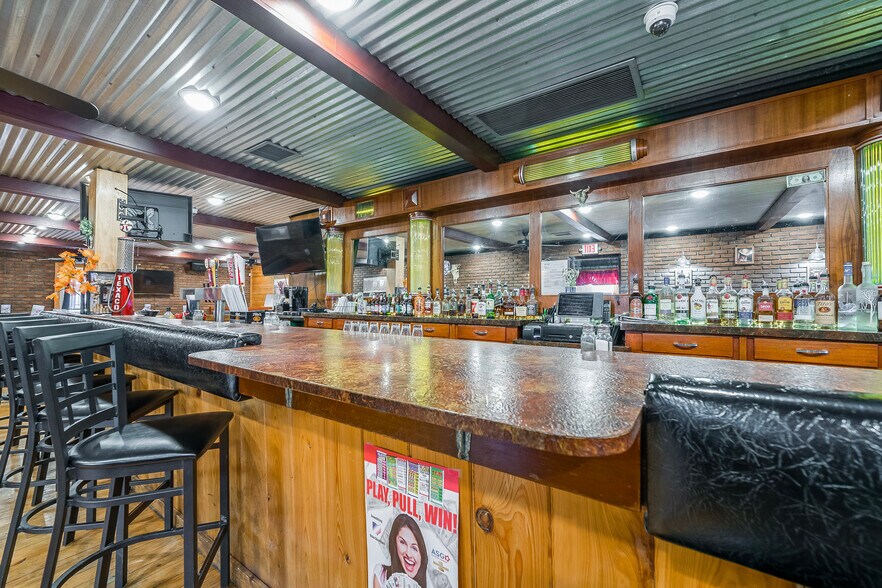 More Photos Of 617 S Washington St, New Paris Bar For Sale