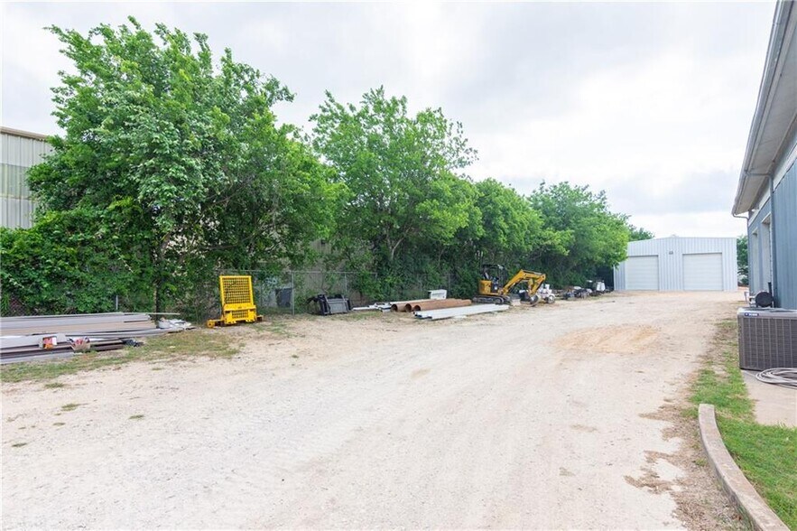 More Photos Of 10509 Old Manchaca Rd, Austin Warehouse For Lease