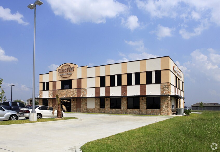 More Photos Of 11450 Space Center Blvd, Houston Medical For Lease