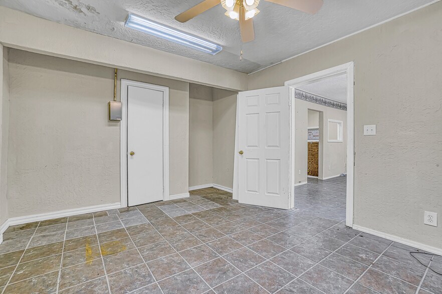 More Photos Of 1222 NW Cache Rd, Lawton Office For Sale