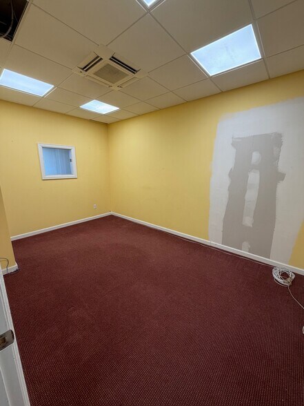 More Photos Of 10-12 W Carver St, Huntington Storefront Retail Office For Lease