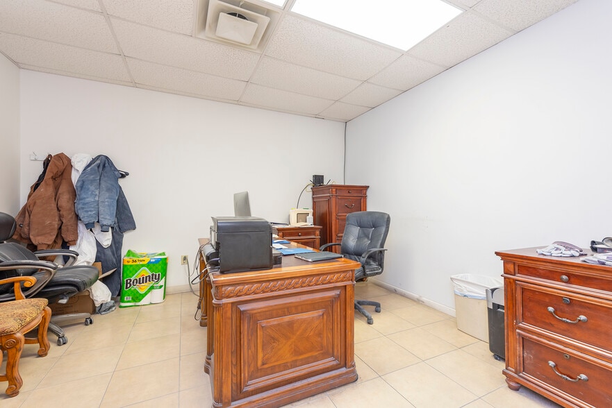 More Photos Of 45 Spiral Rd, Arden Warehouse For Sale