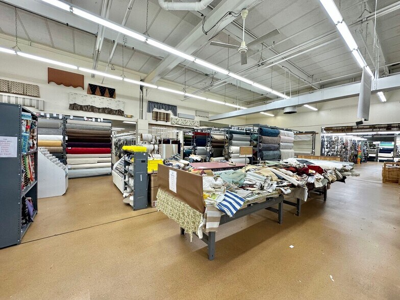 More Photos Of 219 S Service Rd, Plainview Warehouse For Lease