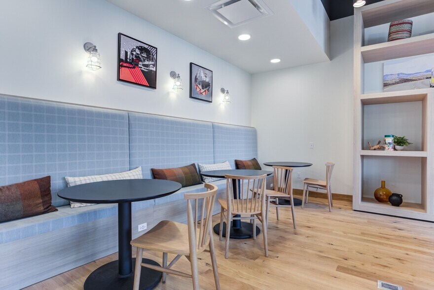 More Photos Of 1423 Ellinwood Ave, Des Plaines Apartments For Lease