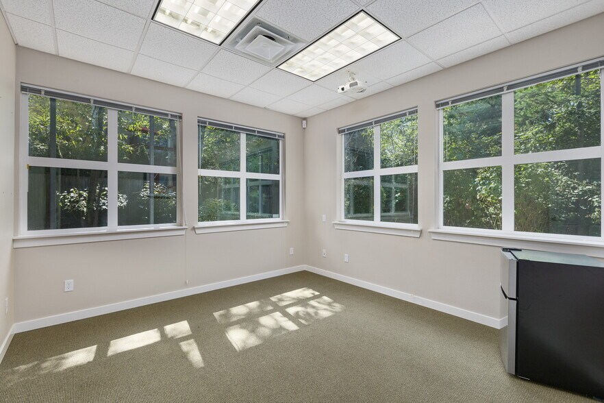 More Photos Of 4061 Eliza Ave, Bellingham Office For Lease