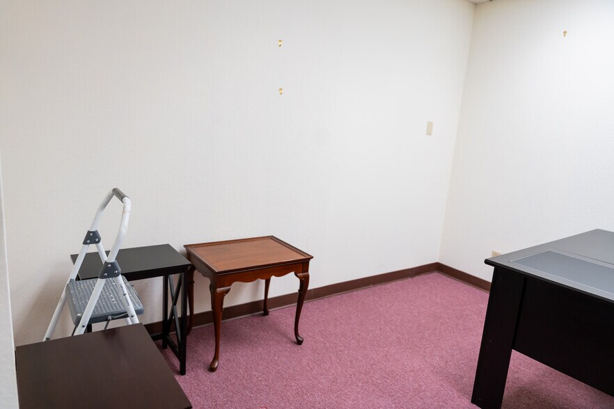 More Photos Of 407 N Cedar Ridge Dr, Duncanville Office Residential For Lease