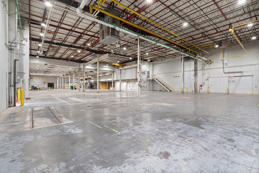 More Photos Of 400-402 W New Hope Rd, Rogers Manufacturing For Lease