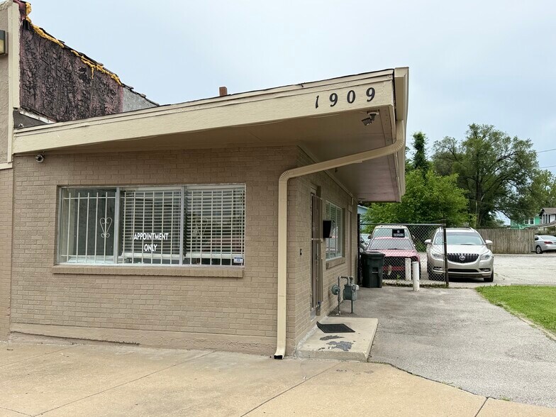 Primary Photo Of 1909 Quindaro Blvd, Kansas City Storefront Retail Office For Lease