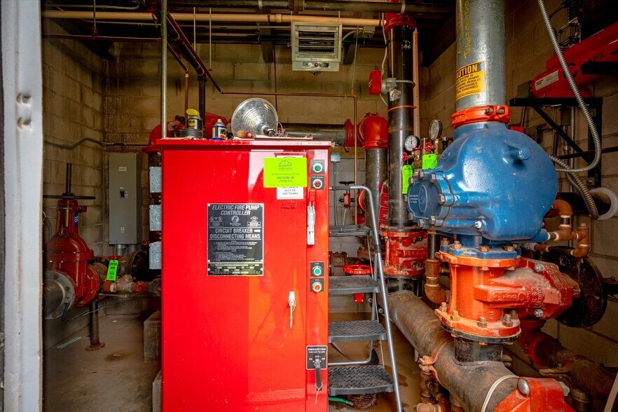 More Photos Of 2101 O'Neil Rd, Hudson Warehouse For Lease