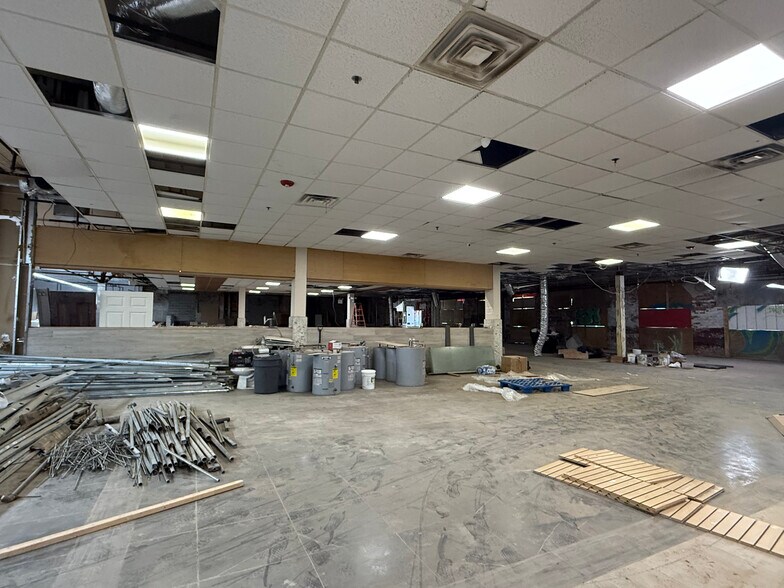 More Photos Of 8202 45th Ave, Elmhurst Supermarket For Lease