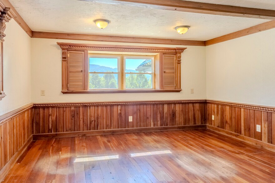 More Photos Of 8356 Sylva Rd, Franklin Office For Sale