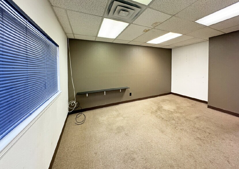 More Photos Of 2415 Princeton Dr NE, Albuquerque Flex For Sale