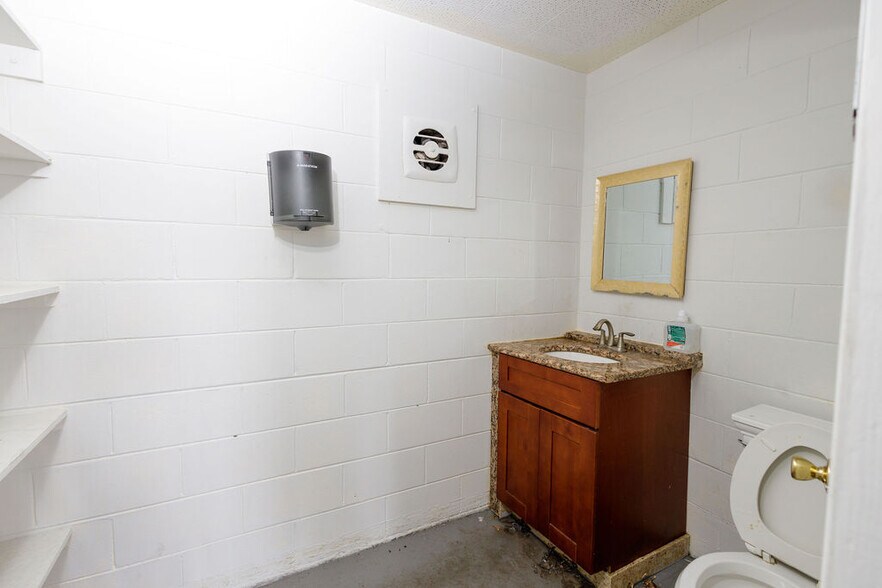 More Photos Of 2520 Hansrob Rd, Orlando Light Manufacturing For Lease