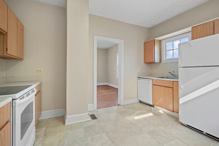 More Photos Of 41 E Colonial Hwy, Hamilton Freestanding For Sale