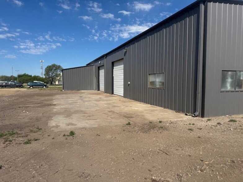 More Photos Of 1015 W Woodside St, Mcpherson Industrial For Sale