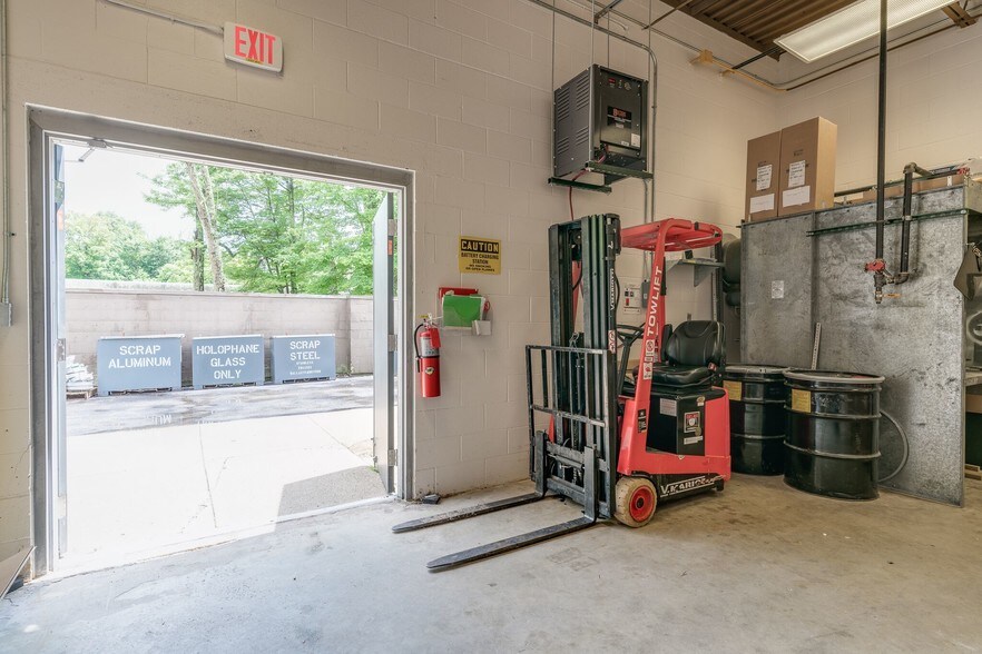 More Photos Of 3825 Columbus Rd, Granville Business Park For Lease