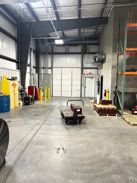 More Photos Of 426 E Prince Rd, Hendersonville Flex For Lease