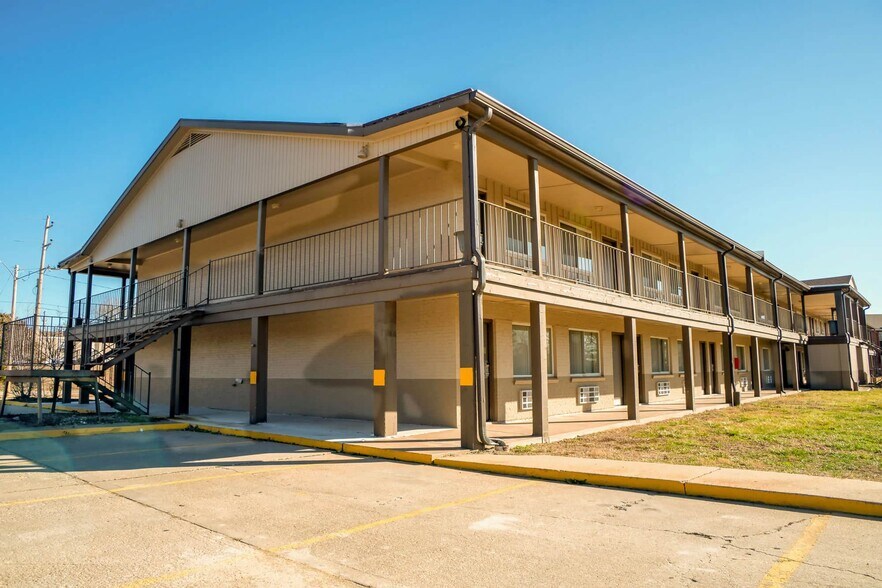 More Photos Of 201 Continental Dr, Junction City Hotel For Sale