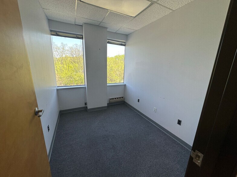 More Photos Of 2 Lincoln Hwy, Edison Medical For Sale