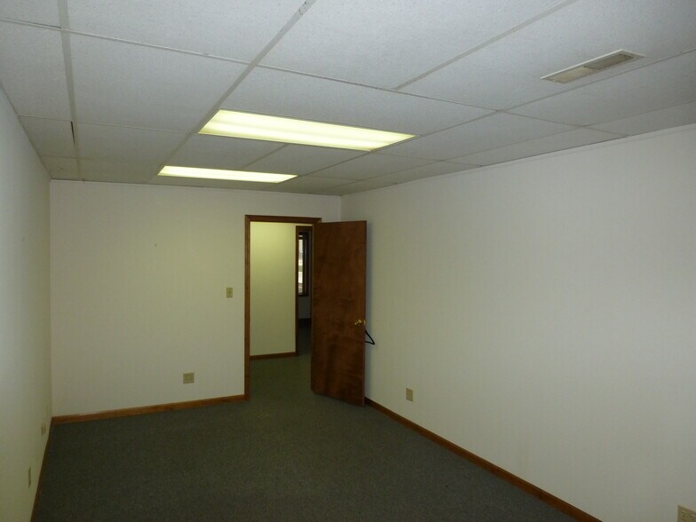 More Photos Of 1415 Lincoln Way W, Osceola Office For Lease