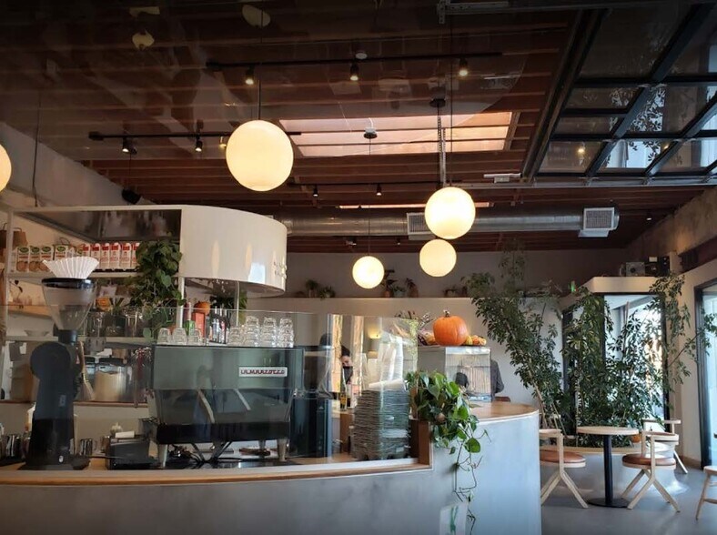 More Photos Of 4310-4312 W Jefferson Blvd, Los Angeles Loft Creative Space For Lease