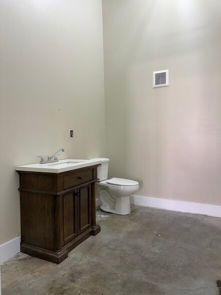 More Photos Of 419 4th St NW, Attalla General Retail For Sale