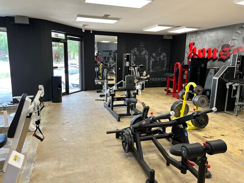 More Photos Of 251-253 Chesterfield Industrial Blvd, Chesterfield Warehouse For Sale