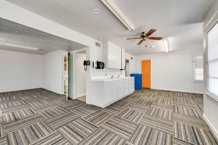 More Photos Of 1005 Austin St, Midland Storefront For Sale