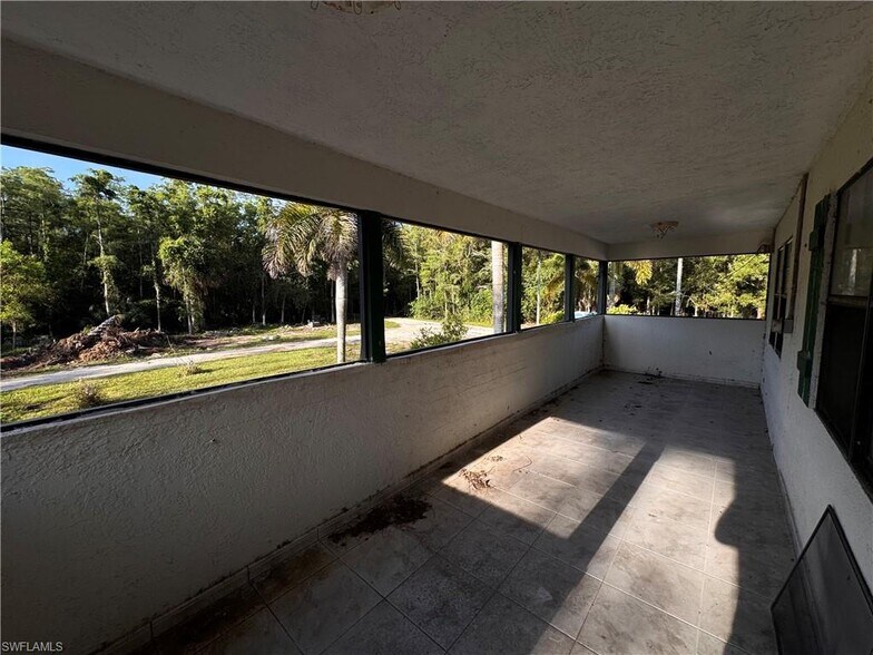 More Photos Of 1825 Washburn Ave, Naples Showroom For Lease