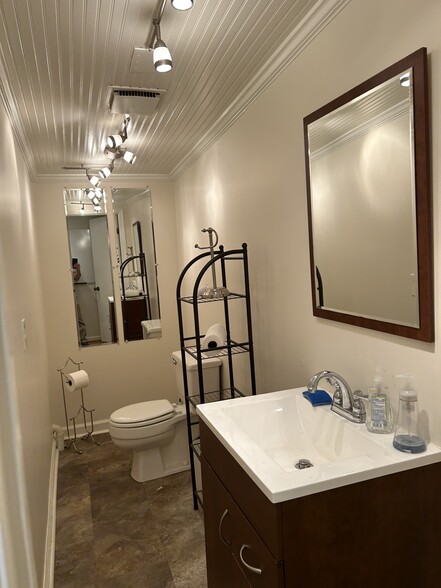 More Photos Of 414 Main St, Franklin Bar For Lease