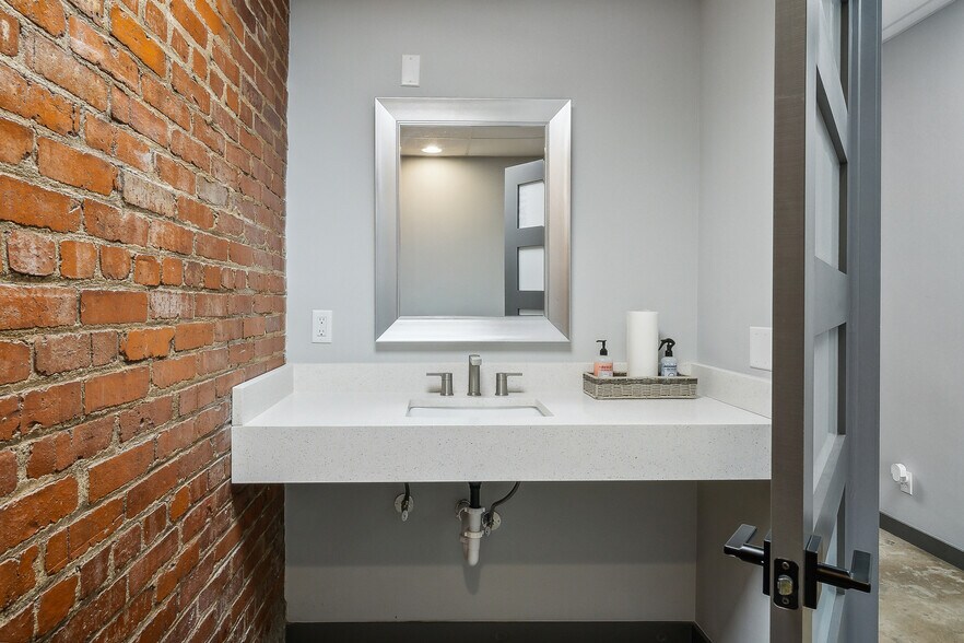 More Photos Of 219 E Rogers Blvd, Skiatook Storefront Retail Office For Sale