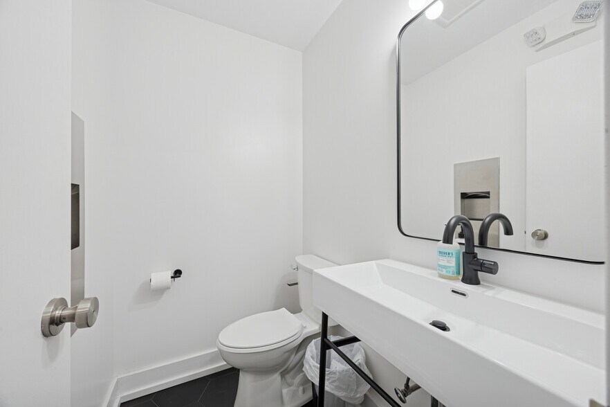 More Photos Of 1631-1633 Locust St, Philadelphia Office For Lease