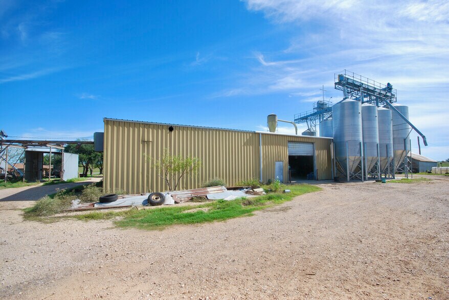 More Photos Of 5040 FM 1295, Moulton Specialty For Sale