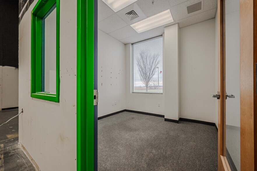 More Photos Of 112 Patriot Dr, Middletown Unknown For Lease