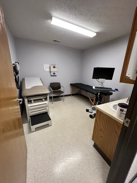More Photos Of 1645 Rostraver Rd, Belle Vernon Office For Sale