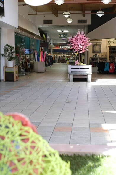 More Photos Of 5755 Cowrie St, Sechelt Storefront For Lease